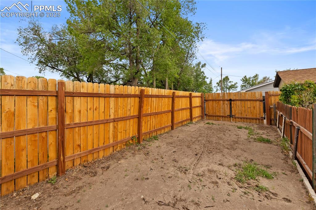 Image 36 of 48: Yard