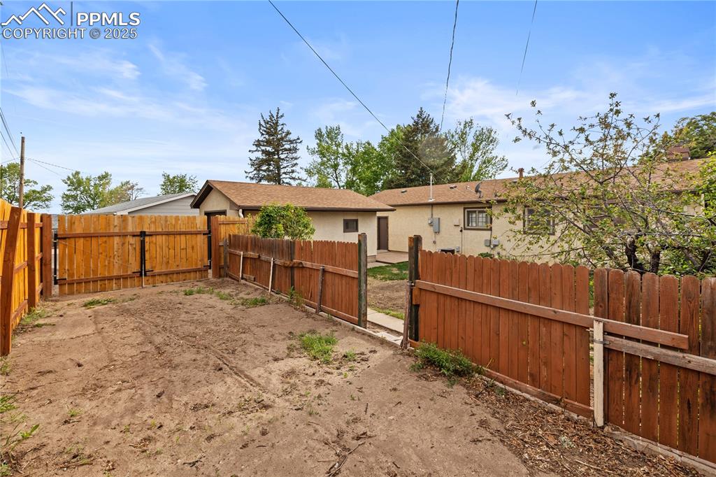 Image 37 of 48: Yard