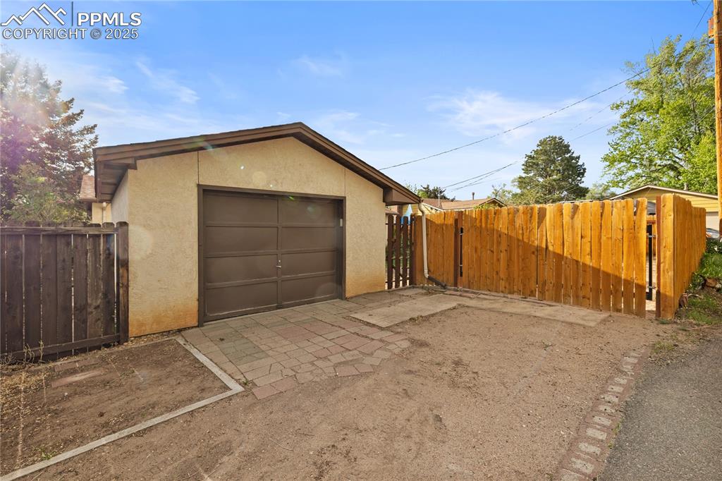 Image 38 of 48: Garage