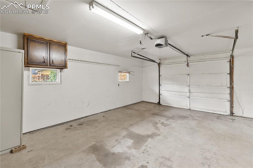 Image 39 of 48: Garage