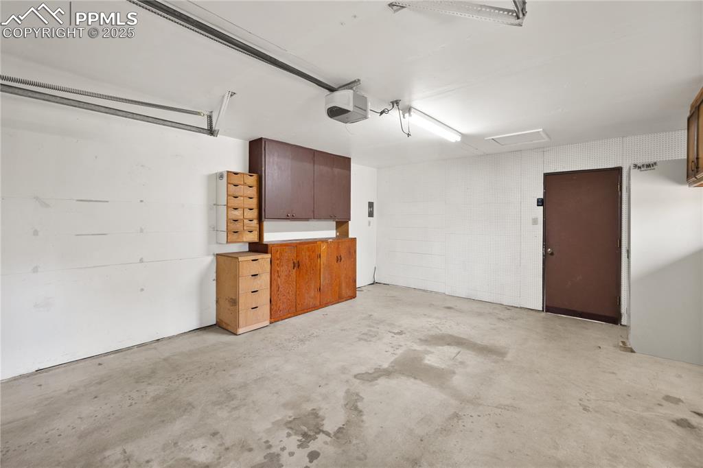 Image 40 of 48: Garage