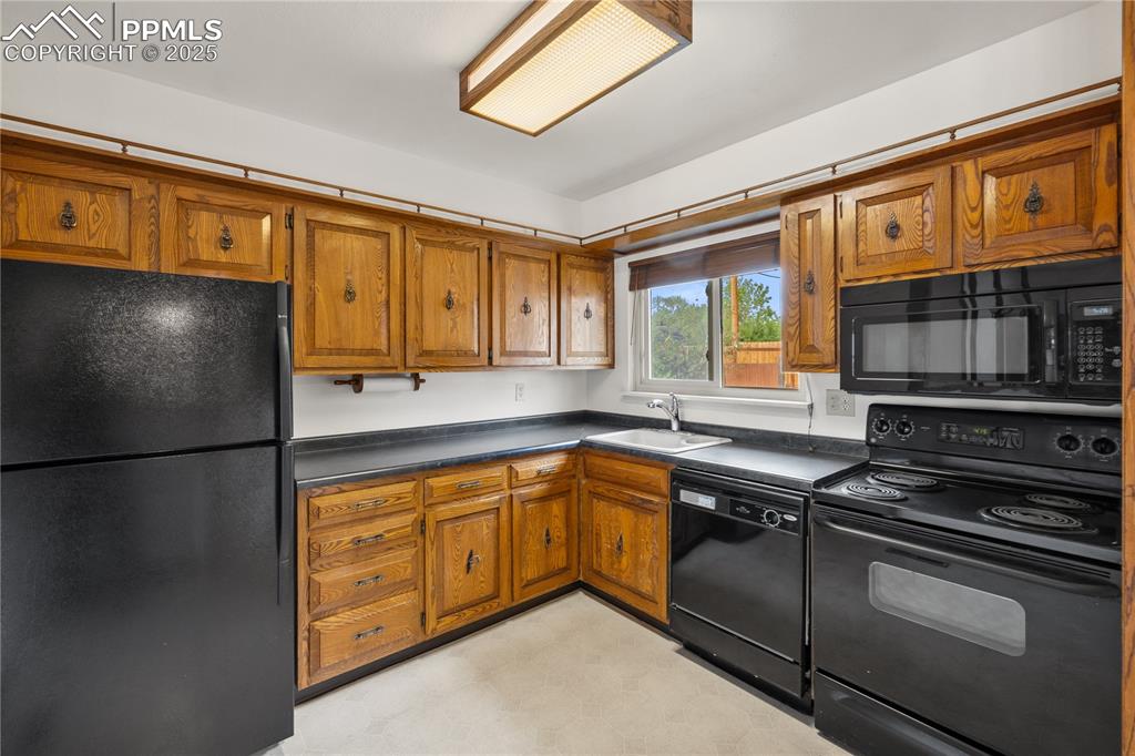 Image 9 of 48: Kitchen