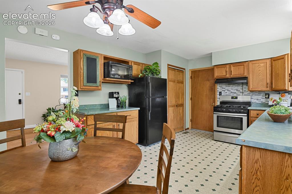 Image 13 of 49: Kitchen