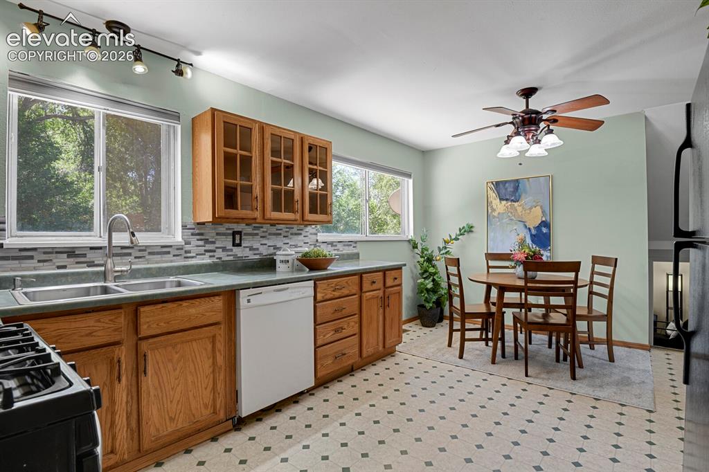 Image 14 of 49: Kitchen
