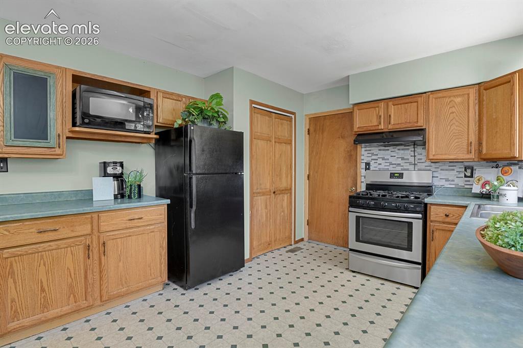 Image 16 of 49: Kitchen