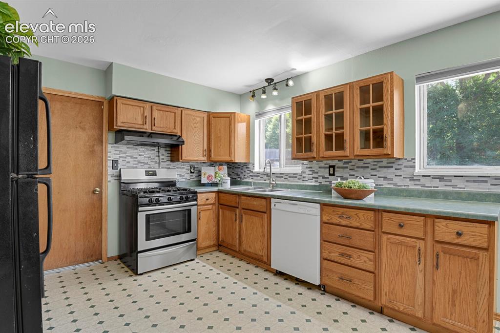 Image 17 of 49: Kitchen