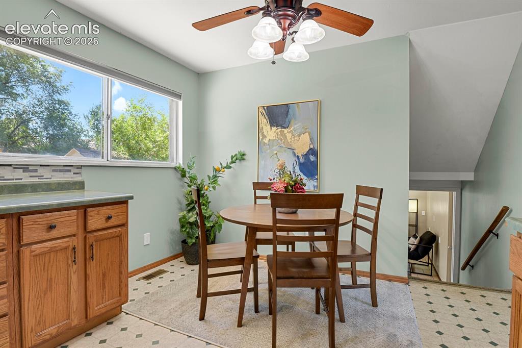 Image 18 of 49: Dining Area