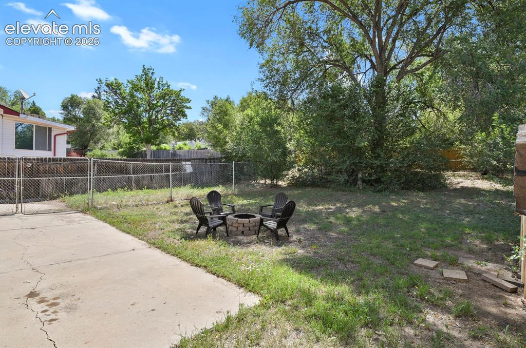 Image 42 of 49: Yard
