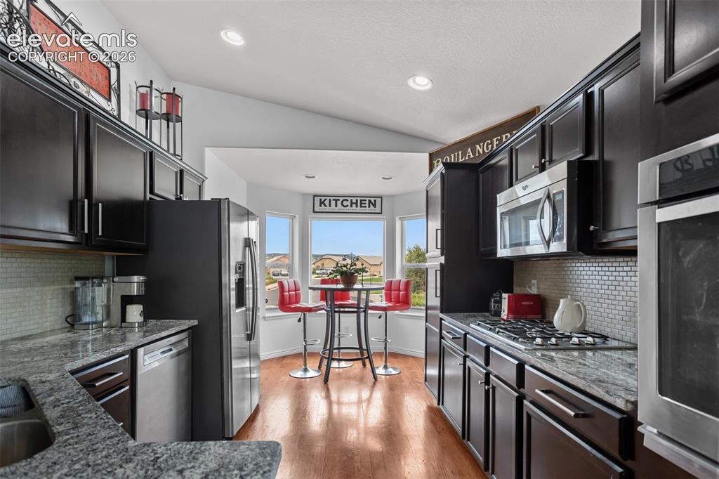 Image 10 of 25: Kitchen