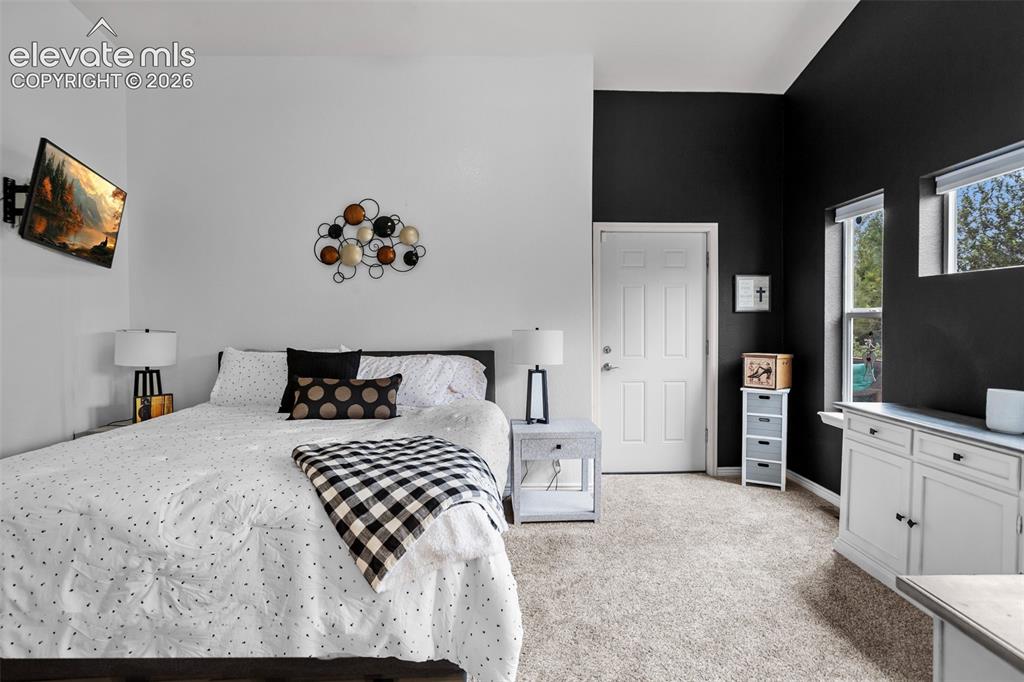 Image 14 of 25: Bedroom