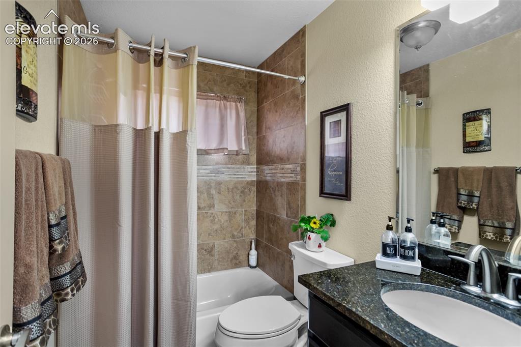 Image 18 of 25: Bathroom