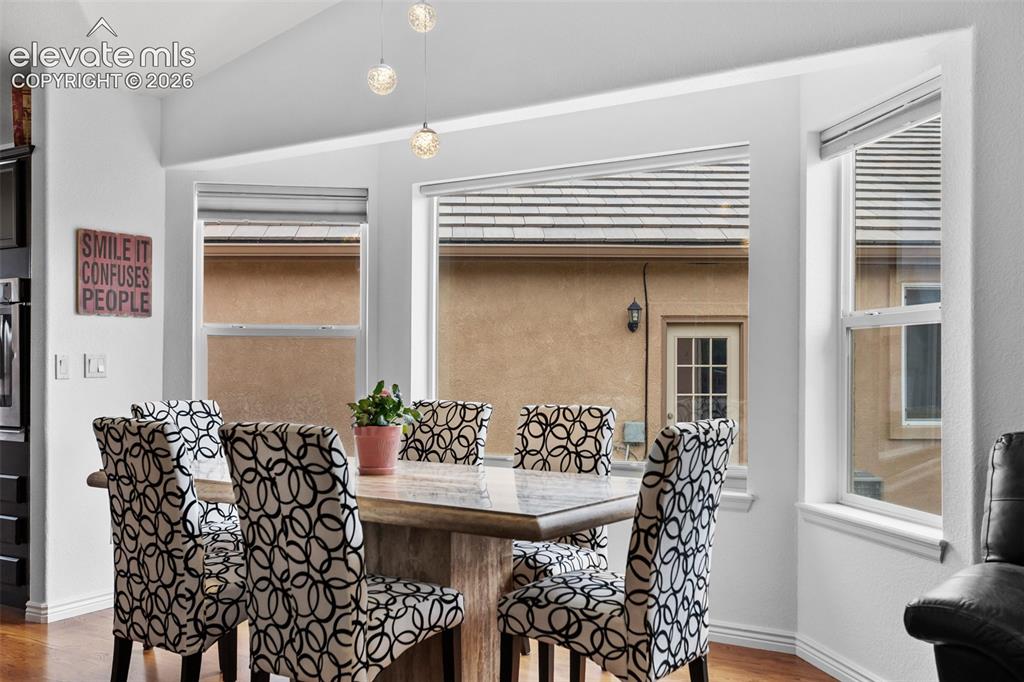 Image 9 of 25: Dining Area