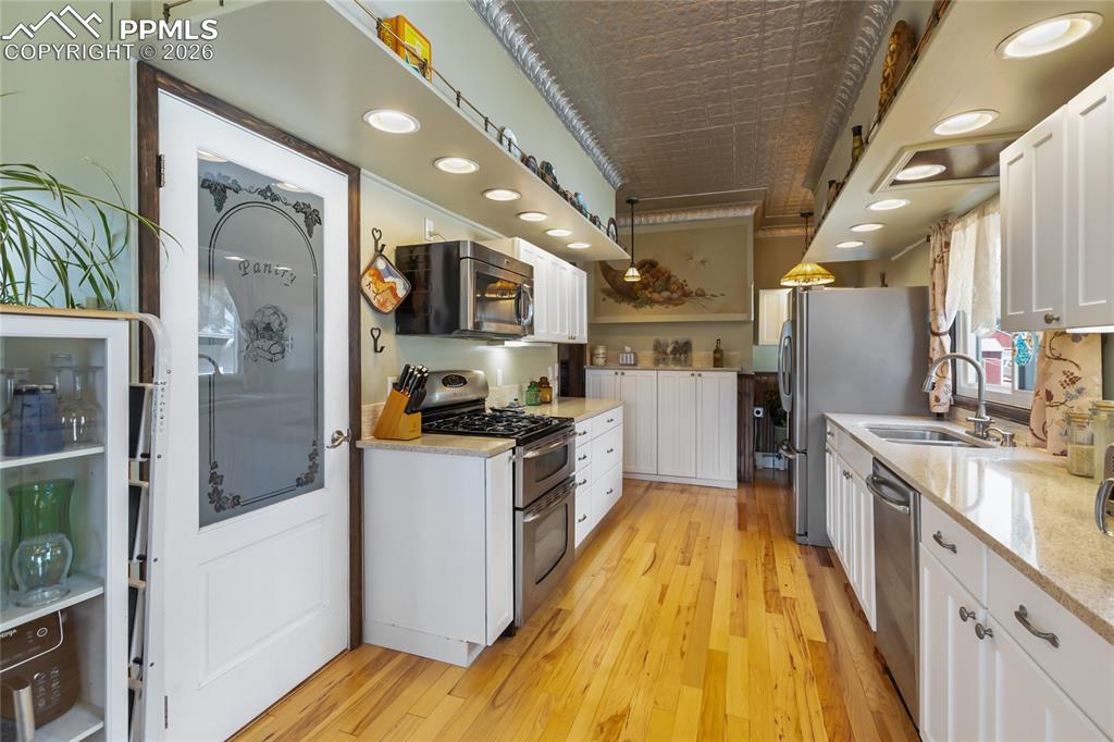 Image 17 of 28: Kitchen