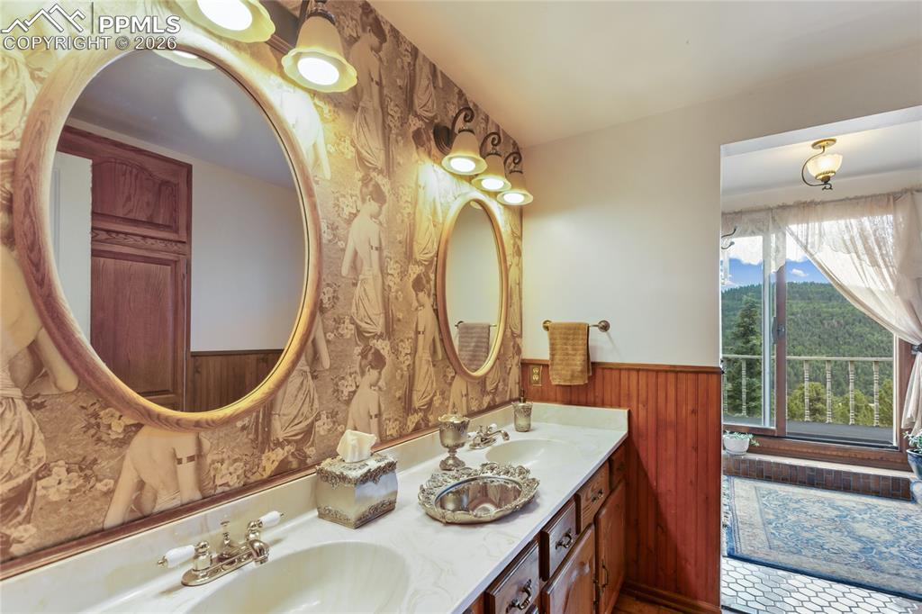 Image 20 of 28: Bathroom