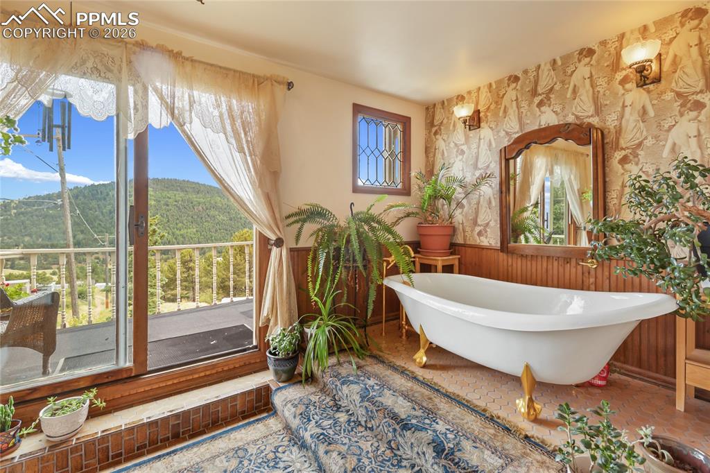 Image 21 of 28: Bathroom