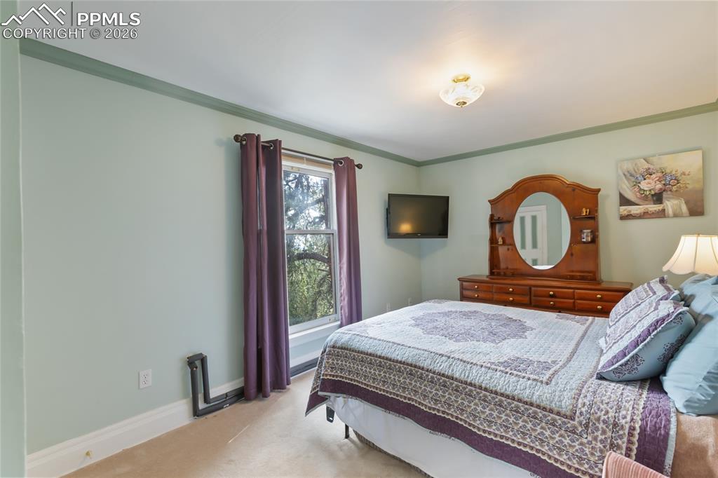 Image 25 of 28: Bedroom