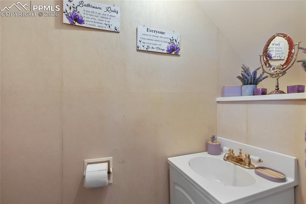 Image 28 of 28: Bathroom