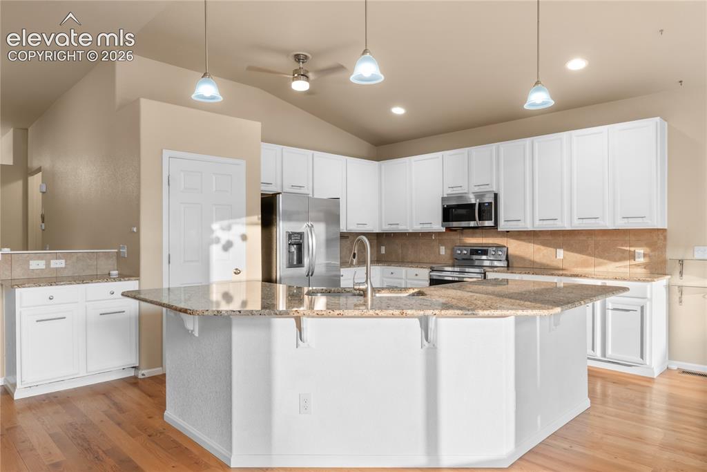 Image 12 of 40: Kitchen