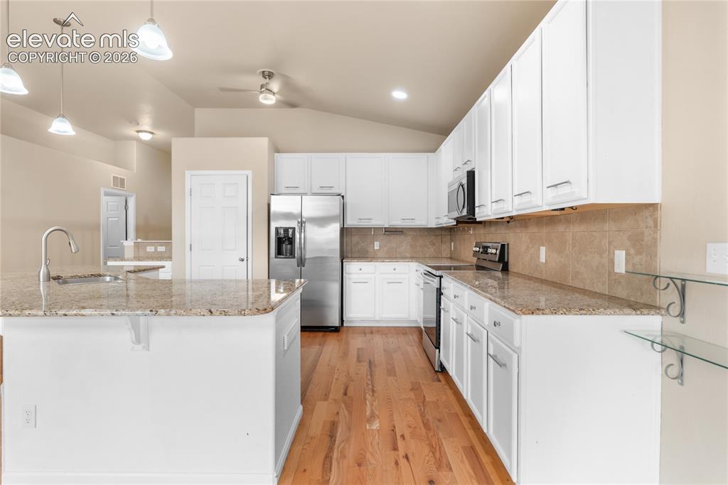 Image 13 of 40: Kitchen