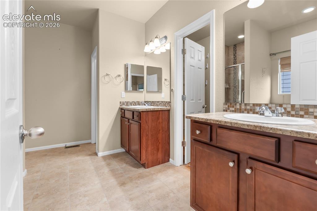 Image 16 of 40: Bathroom