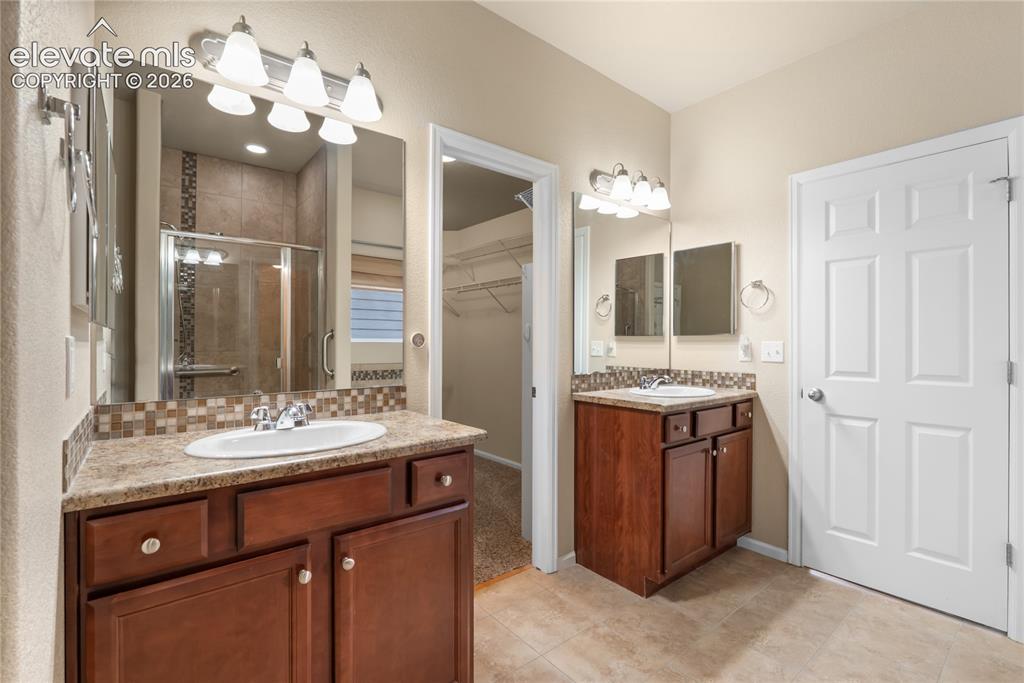 Image 18 of 40: Bathroom