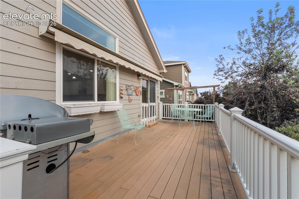 Image 29 of 40: Deck
