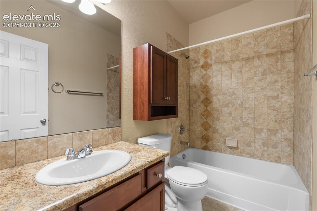 Image 7 of 40: Bathroom