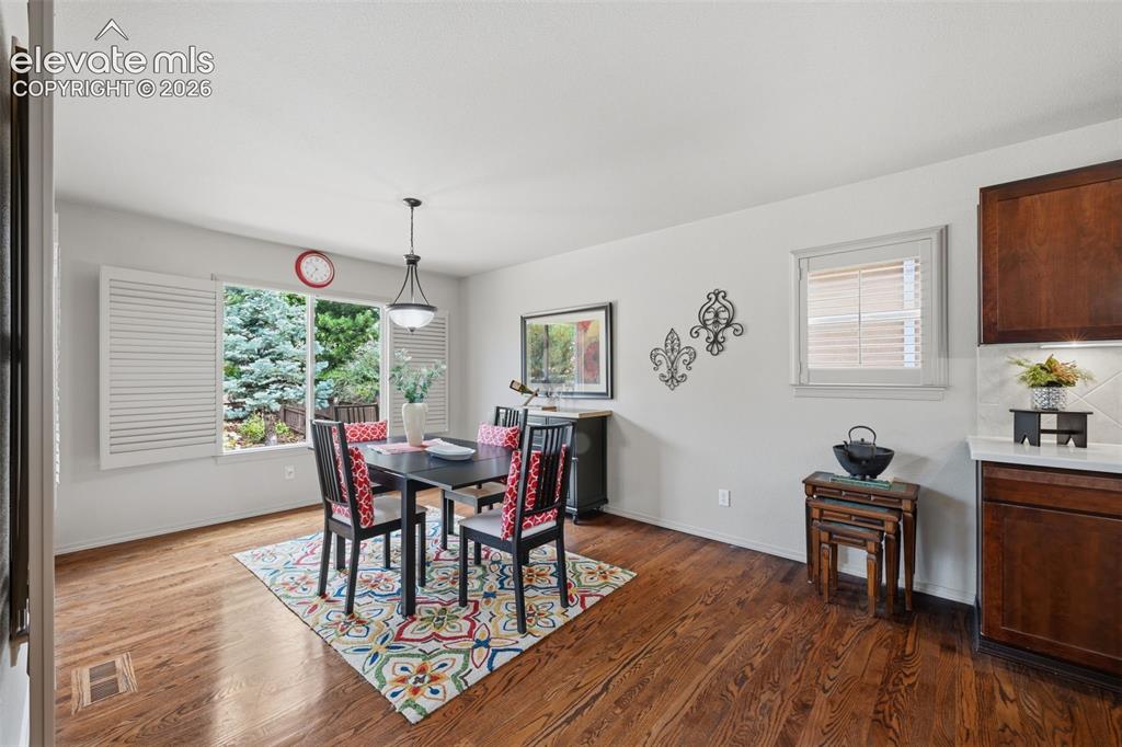 Image 16 of 48: Dining Area