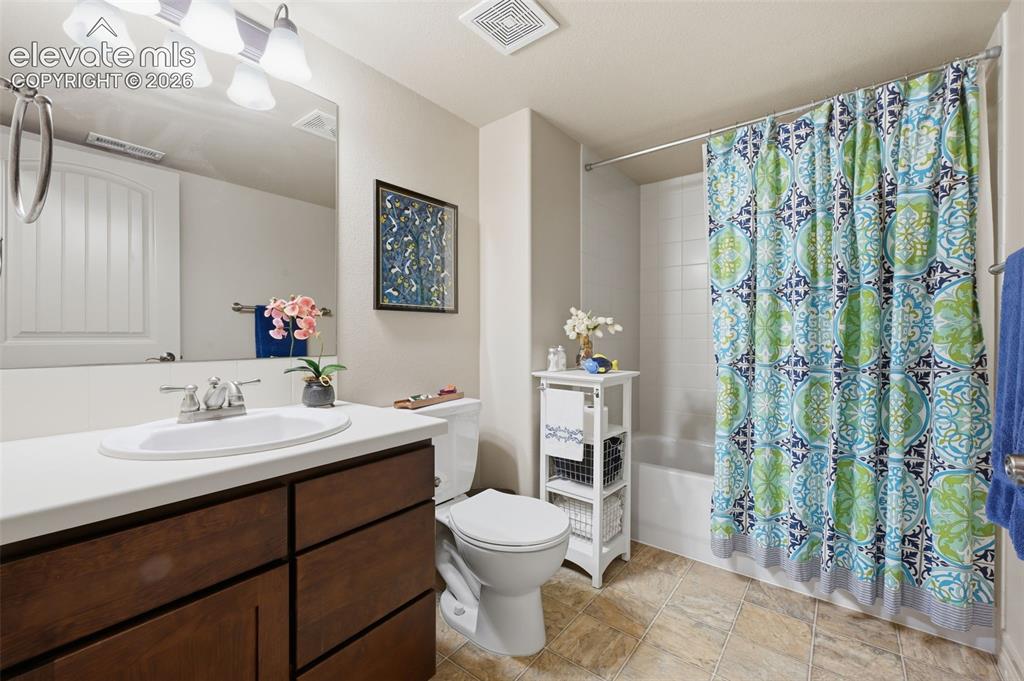 Image 34 of 48: Bathroom