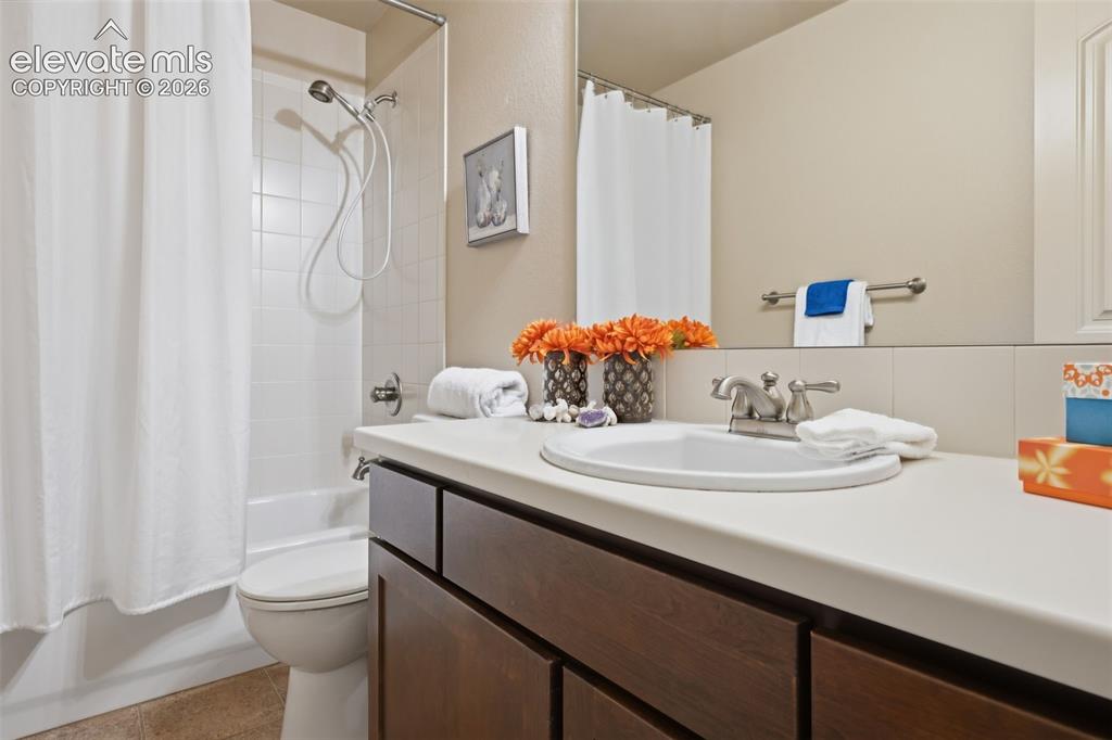 Image 35 of 48: Bathroom