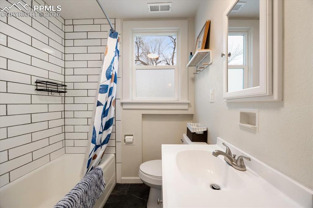 Image 15 of 48: Bathroom