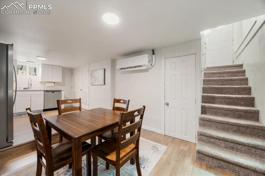 Image 21 of 48: Dining Area