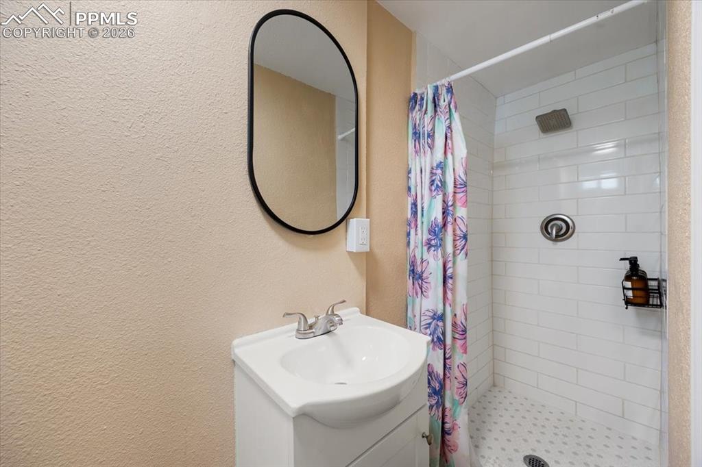 Image 32 of 48: En-Suite bathroom