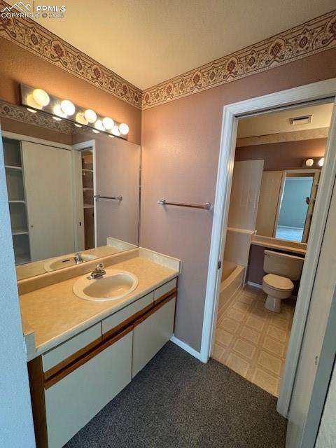 Image 18 of 22: Bathroom