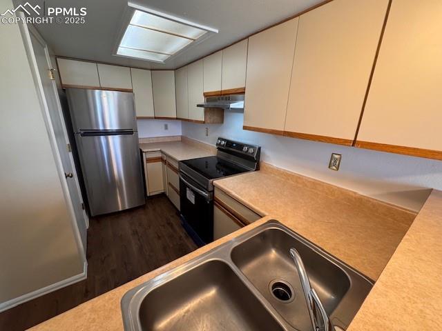 Image 3 of 22: Kitchen