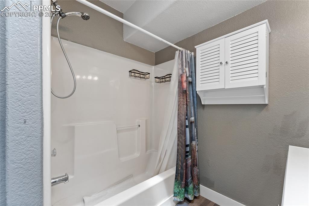 Image 15 of 33: Bathroom