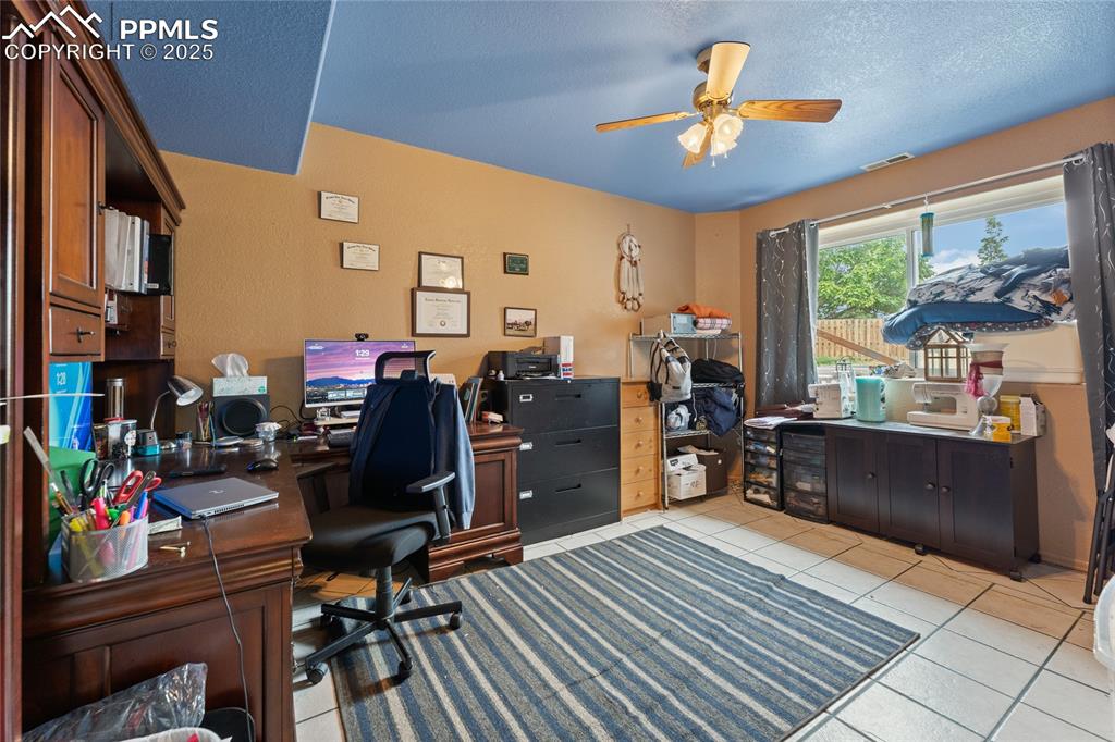 Image 25 of 33: Office