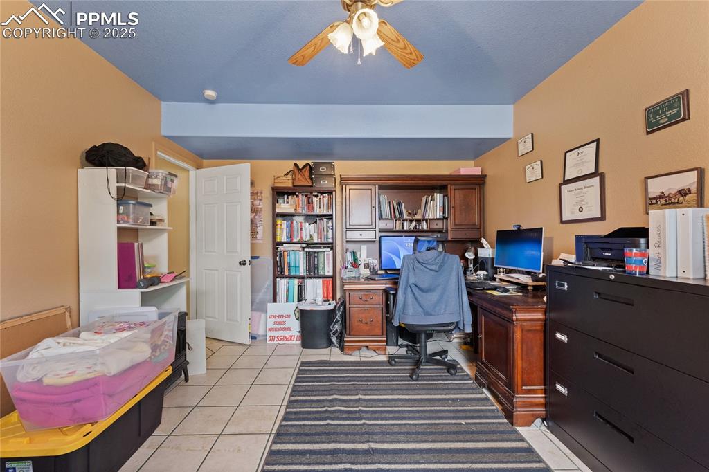 Image 26 of 33: Office