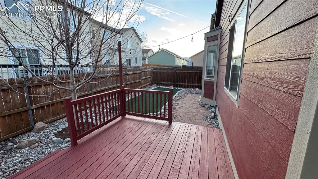 Image 10 of 11: Deck