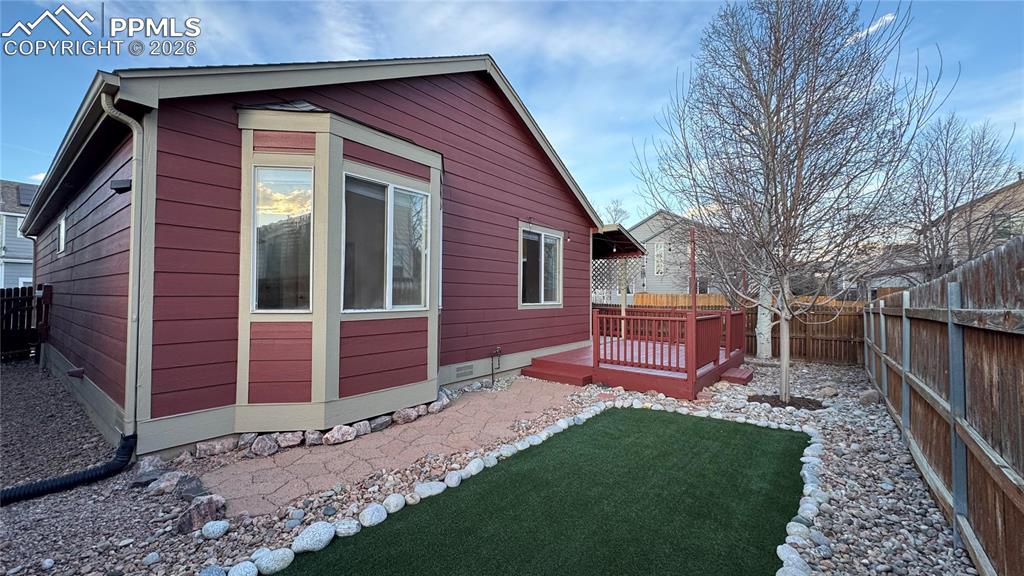 Image 11 of 11: Side of Structure