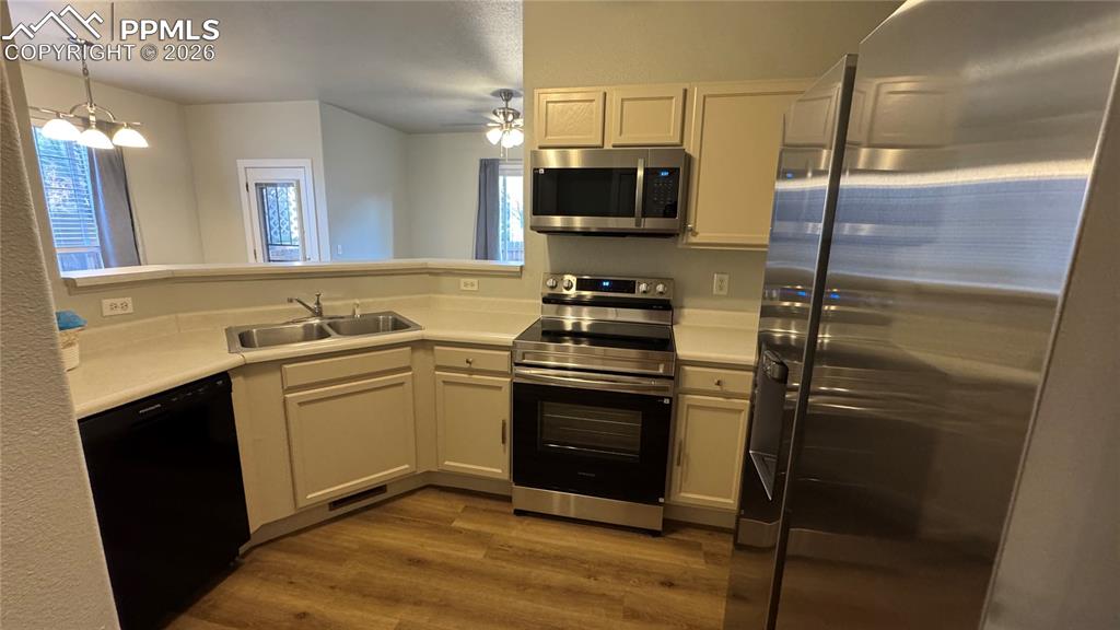 Image 3 of 11: Kitchen