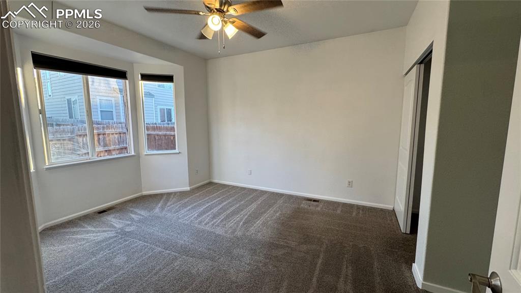 Image 4 of 11: Bedroom