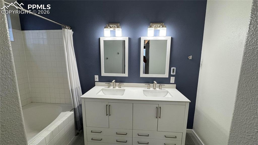 Image 6 of 11: Bathroom