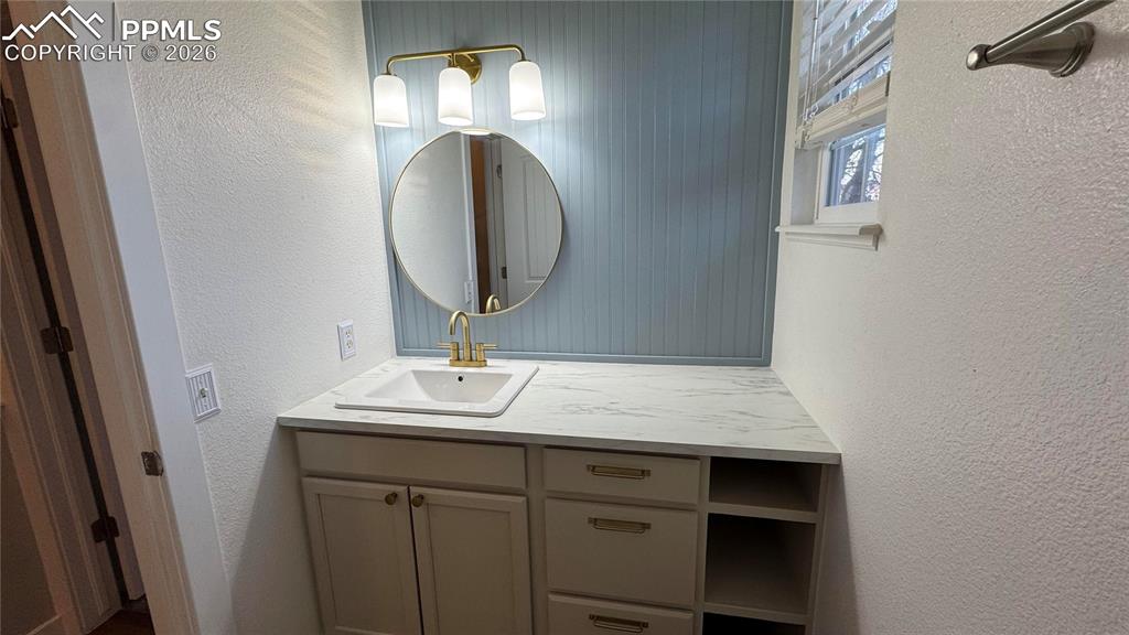 Image 9 of 11: Bathroom