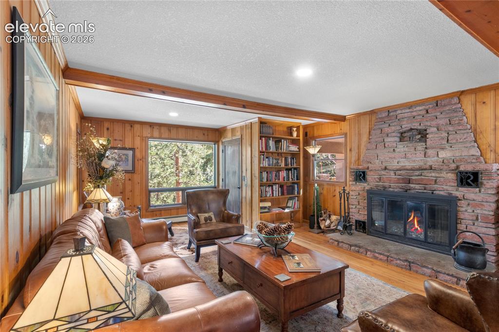 Image 16 of 50: Living Room