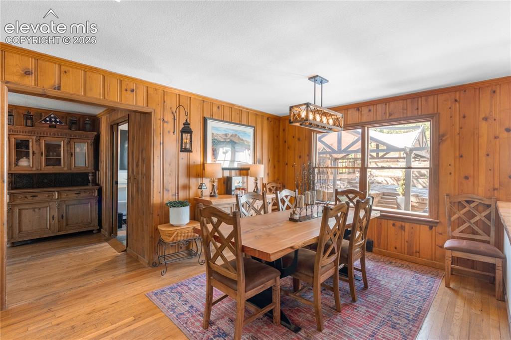 Image 18 of 50: Dining Area