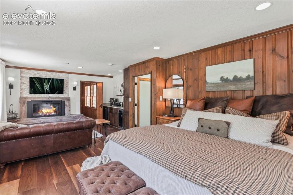 Image 33 of 50: Super Primary Bedroom w/ Personal Livingroom, Wet Bar w/ Ice maker, Beverag