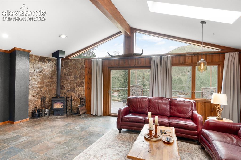 Image 8 of 50: Living Room