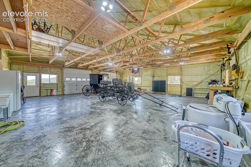 Image 21 of 27: Dining Area