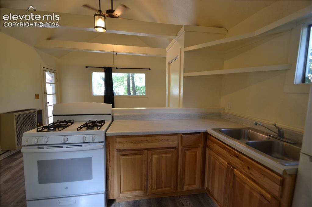 Image 16 of 18: Kitchen